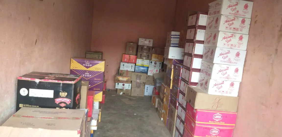 VELLORE TASMAC EMPLOYEES OPEN DUPLICATE TASMAC SHOP POLICE INVESTIGATE 